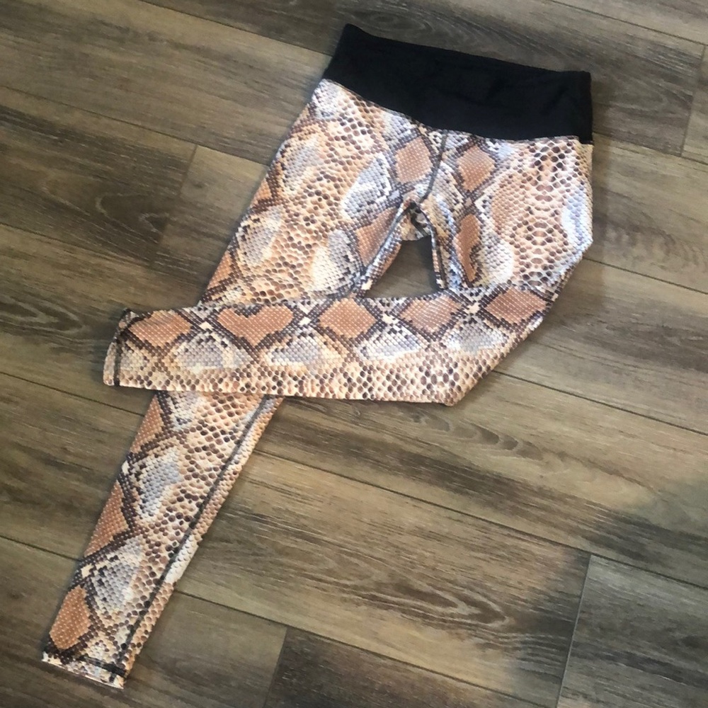 Snakeskin print leggings
